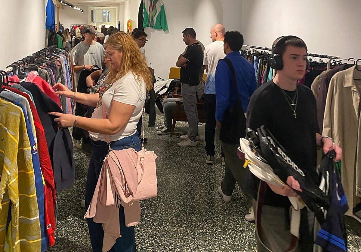 Un joven de 23 años abre en Bilbao una tienda 'vintage' con ropa a 9 euros.