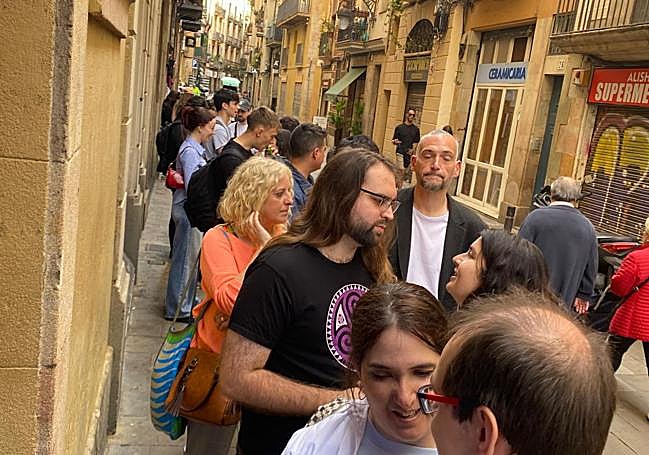 Varios clientes hacen cola para acceder a una de sus tienas efímeras.