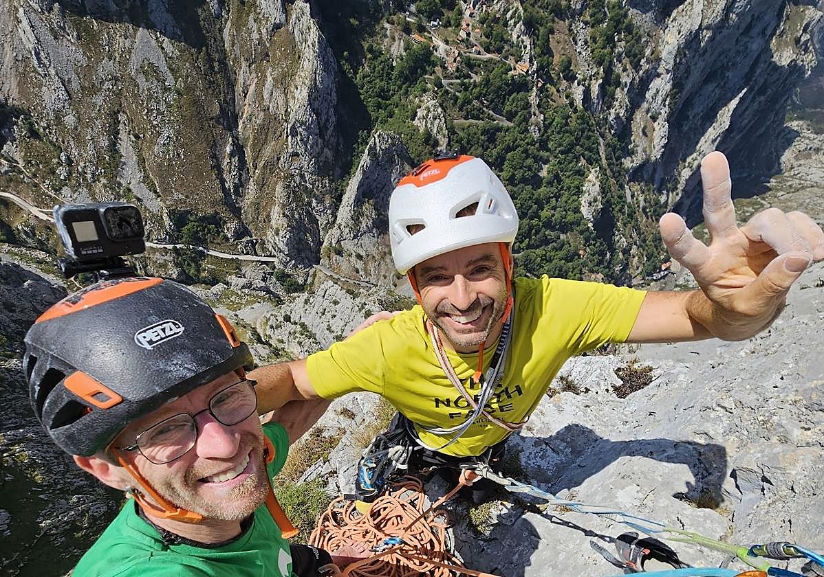 Los hermanos Pou celebran la apertura de una nueva ruta.