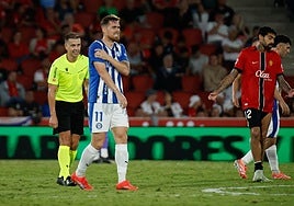 Toni Martínez se duele en el hombro derecho durante el partido ante el Mallorca.