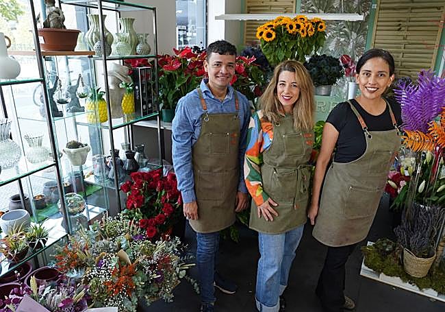 Nagore posa con dos de sus tres empleados, Edward y Luz.