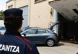 La Ertzaintza, en una actuación anterior en un polígono industrial.