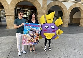 El concejal de Cultura, Koldo Bilbao; la alcaldesa Ainhoa Salterain y la mascota del evento, Ureshi