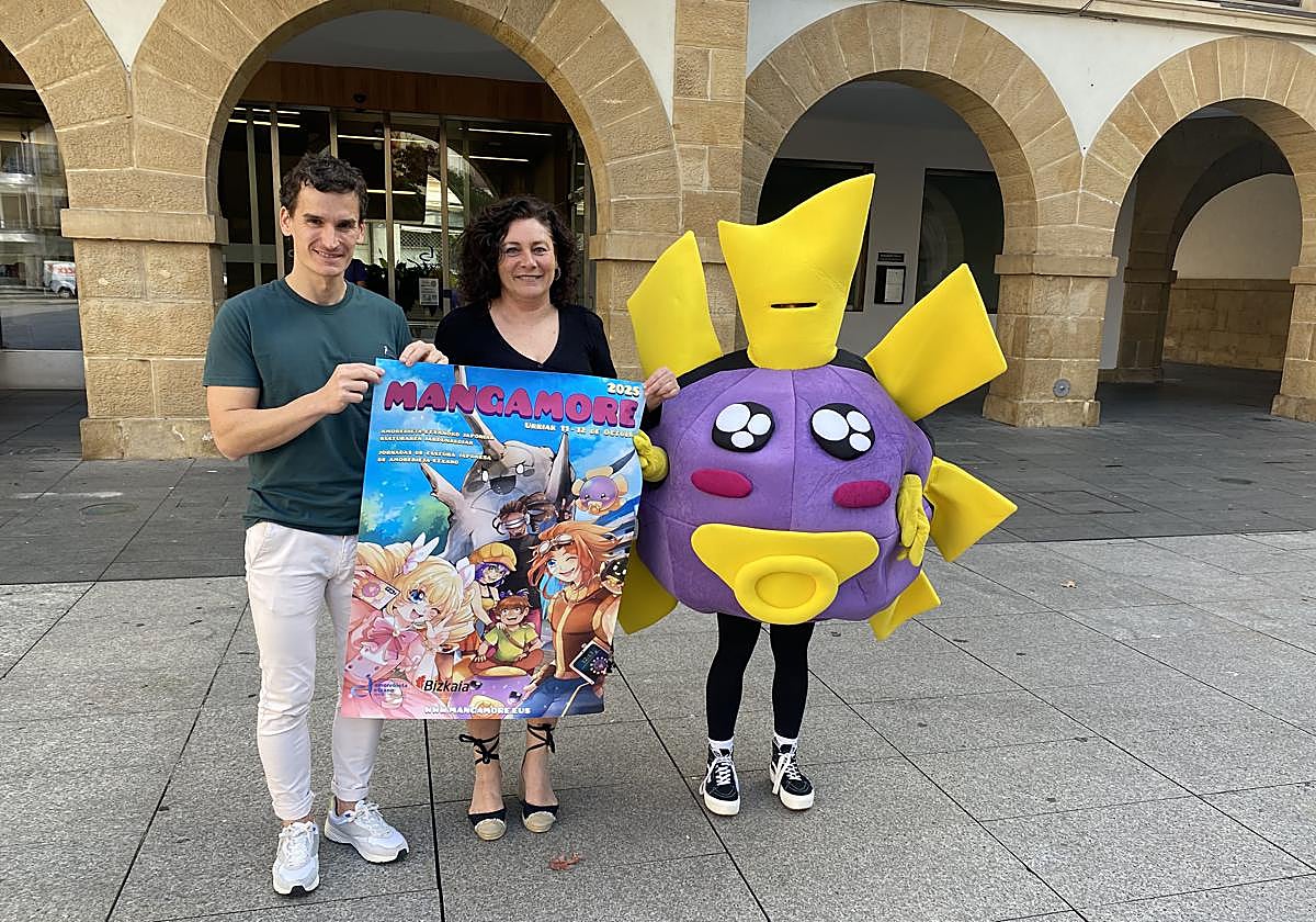 El concejal de Cultura, Koldo Bilbao; la alcaldesa Ainhoa Salterain y la mascota del evento, Ureshi