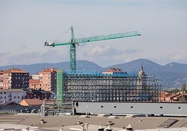 Estructura del nuevo almacén de gomas que se levanta en la factoría al norte de Vitoria de más de mil metros cuadrados