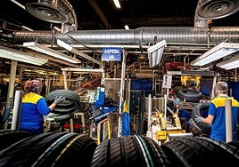 Trabajadores de Michelin, en las líneas encargadas de fabricar neumáticos de turismo