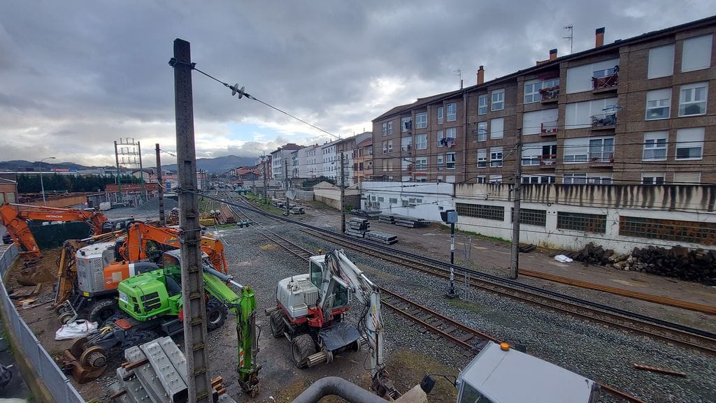 Base logística de Eusko Trenbide Sarea (ETS) emplazada frente a las viviendas de la calle Don Tello de Gernika.