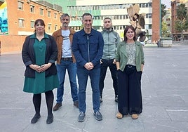 Oihane Henales (Sestao), Joxi Martín (Santurtzi), Iker Casanova, portavoz de Bildu en Juntas Generales; Iker Alcedo (Portugalete) y María Solar (Barakaldo), en el acto de protesta de este miércoles.