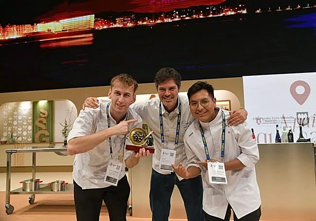 Los vencedores posan con el trofeo a la mejor ensaladilla rusa