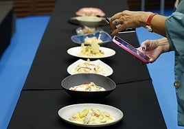 Elaboraciones que participaron en el VIII Campeonato Nacional de Ensaladilla Rusa, este martes durante la segunda jornada de San Sebastián Gastronomika.