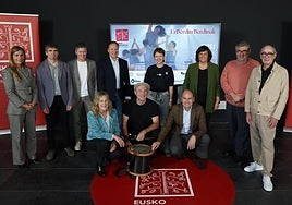 'EzBerdin Berdinak' diziplinarteko ikuskizunaren aurkezpenean parte hartu duten eragile eta artista batzuk.