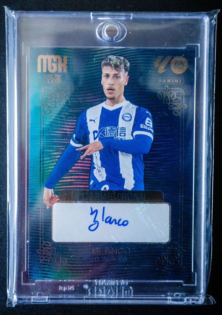 Imagen - Un cromo firmado por Antonio Blanco que älvaro conserva protegido por una cajita de metacrilato y una funda de plástico