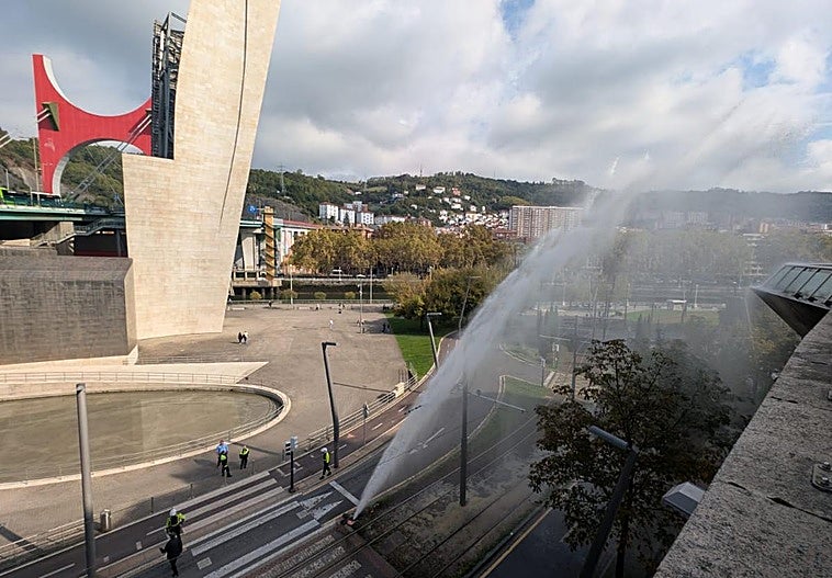La fuga de agua sorprendió por su gran altura.