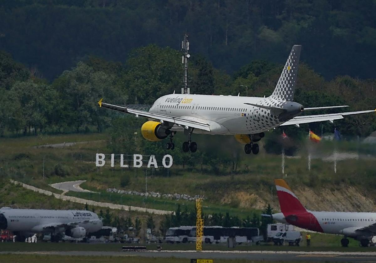 El aeropuerto de Loiu quiere expandirse otras dos hectáreas y ganar 6 plazas más para la pernocta de aviones