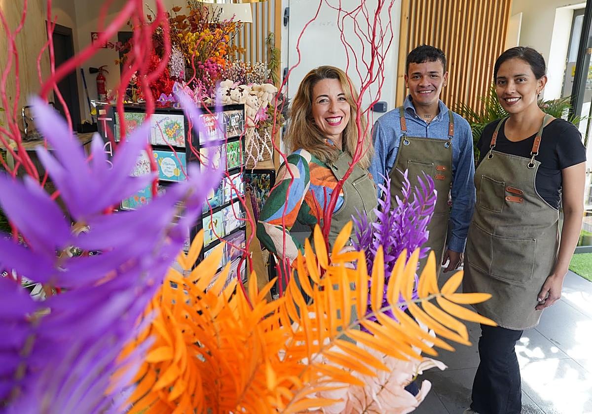 Nagore Alonso creció vendiendo flores en el mercado de El Arenal y ahora ha abierto su propia floristería frente al Ayuntamiento de Bilbao.