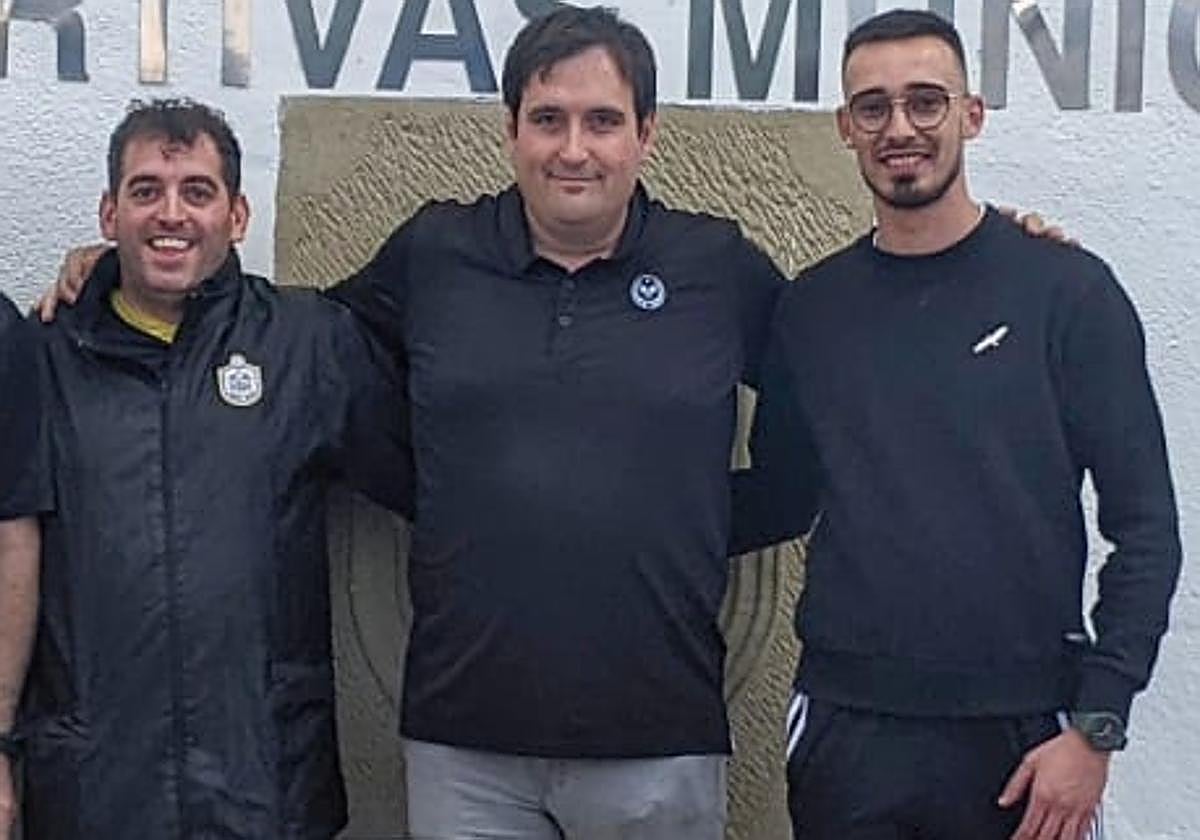 Kike Picón, en el centro, con parte de su grupo de trabajo en el club de Aquende.