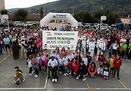 Centenares de personas apoyan al pequeño Oier en cada edición.