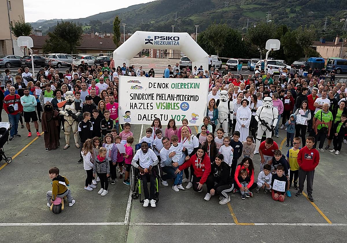 Centenares de personas apoyan al pequeño Oier en cada edición.