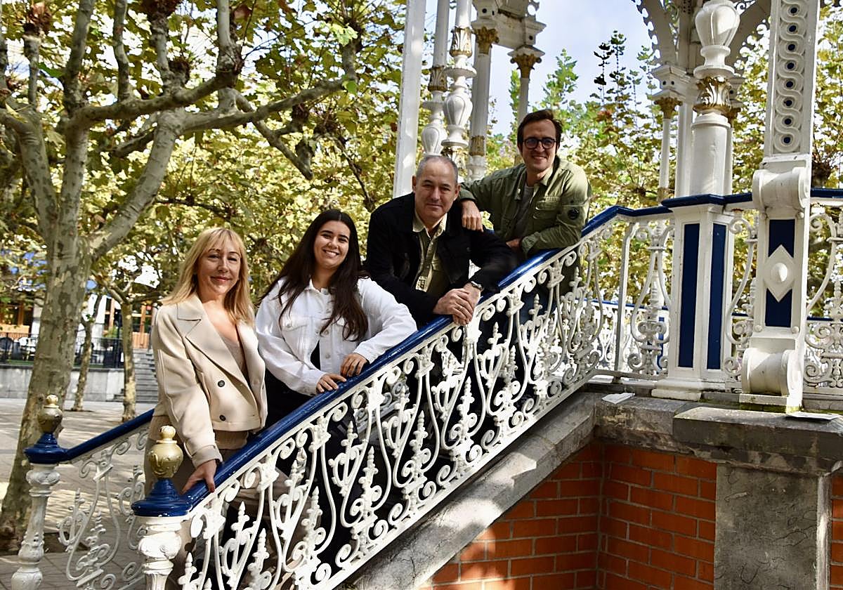 La edil de Cultura, Estíbaliz Freije, junto a algunos de los protagonistas de la velada.
