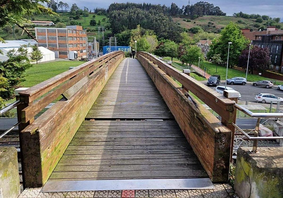 El paso por el puente de madera que conecta la calle Lizarre y Bultzibide en Sopela está prohibido desde abril de 2024.