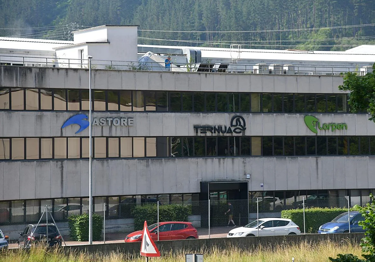 Exterior de las oficinas de Ternua Group de Arrasate, con las marcas Astore, Ternua y Lorpen en la fachada del edificio.