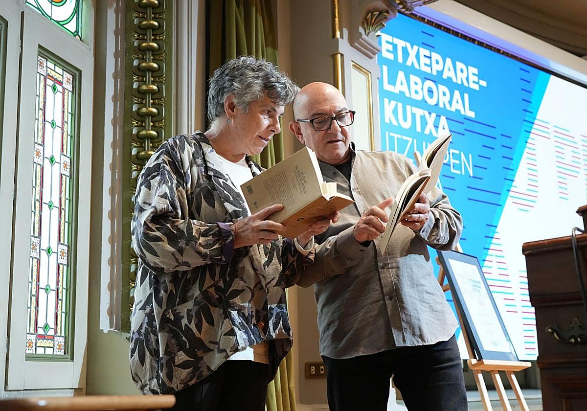 El escritor y traductor Manel Rodríguez-Castelló, junto a la poeta Tere Irastortza.