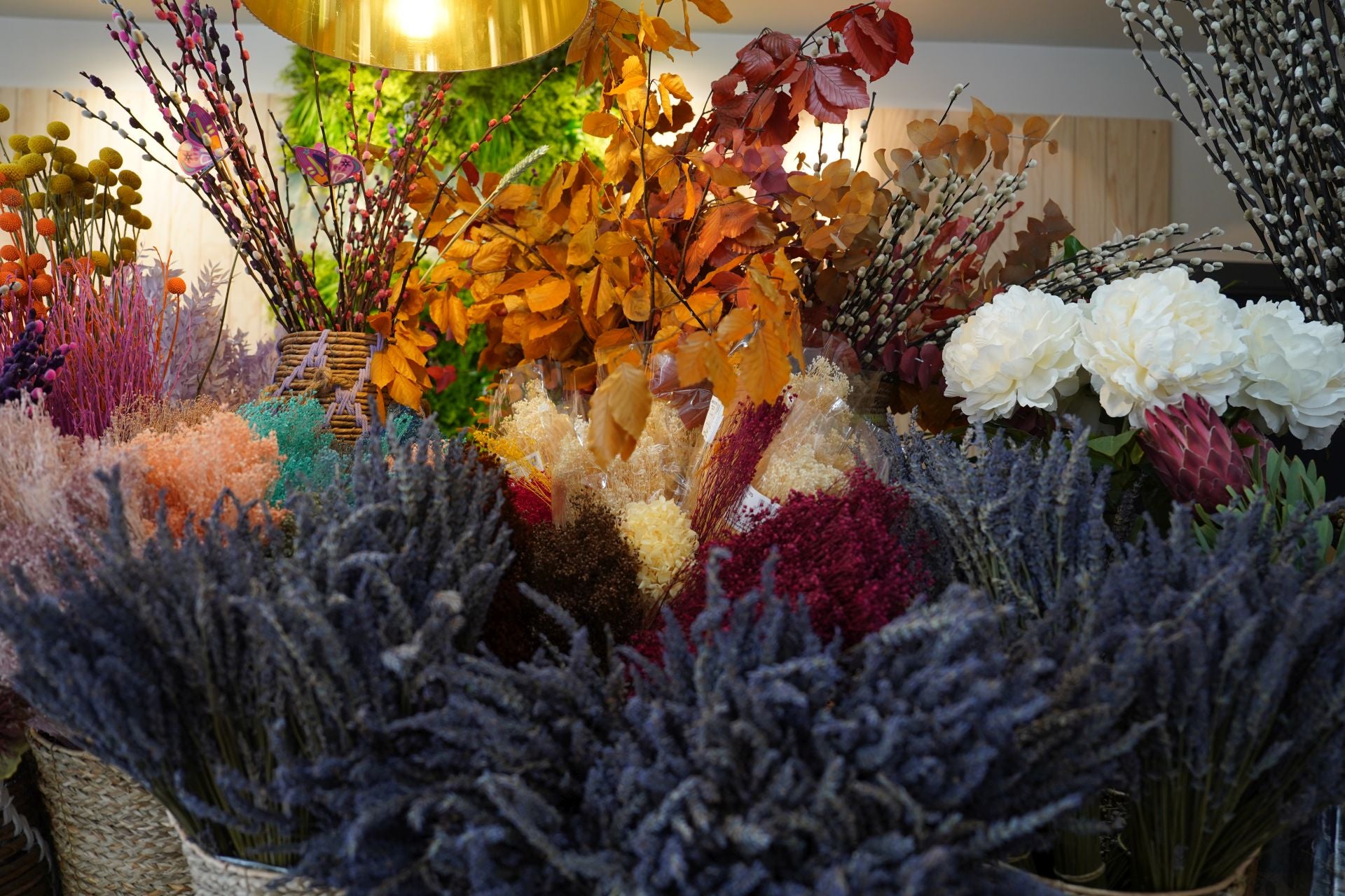 Nagore, la niña que vendía flores en el mercado de El Arenal, abre su floristería frente al Ayuntamiento de Bilbao