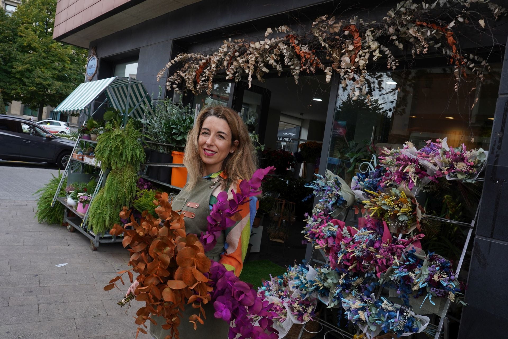Nagore, la niña que vendía flores en el mercado de El Arenal, abre su floristería frente al Ayuntamiento de Bilbao