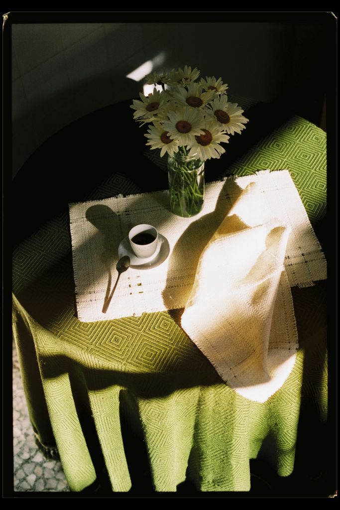 La lana de las ovejas latxas se transforma en colchas, cojines y manteles con alma vasca