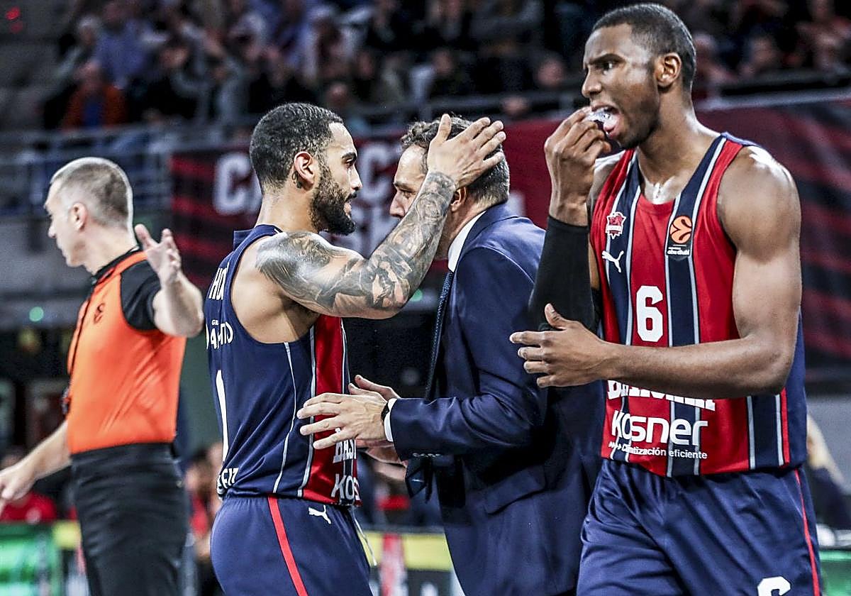 Howard agradece la confianza de Galbiati ante el Olympiacos con una caricia en la cabeza.