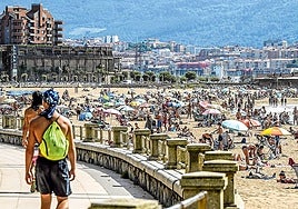 La playa de Ereaga ha sido una de las preferidas por los bañistas este verano.