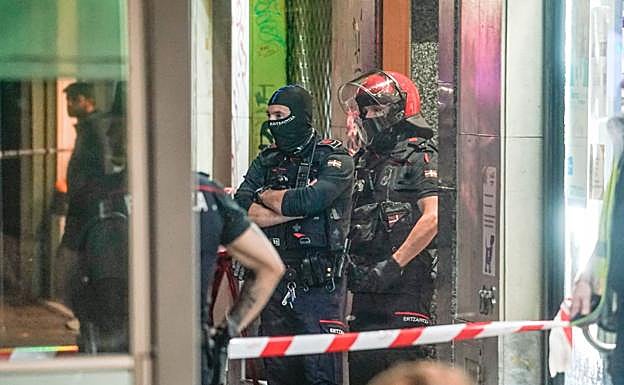 Ertzainas custodian el domicilio que se registró tras el doble ataque.