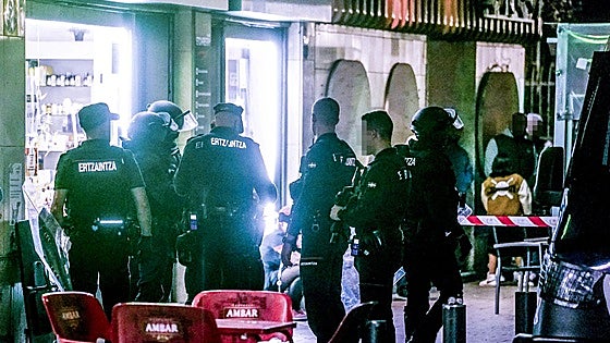 La Ertzaintza detiene a tres jóvenes como sospechosos de un doble apuñalamiento en Vitoria