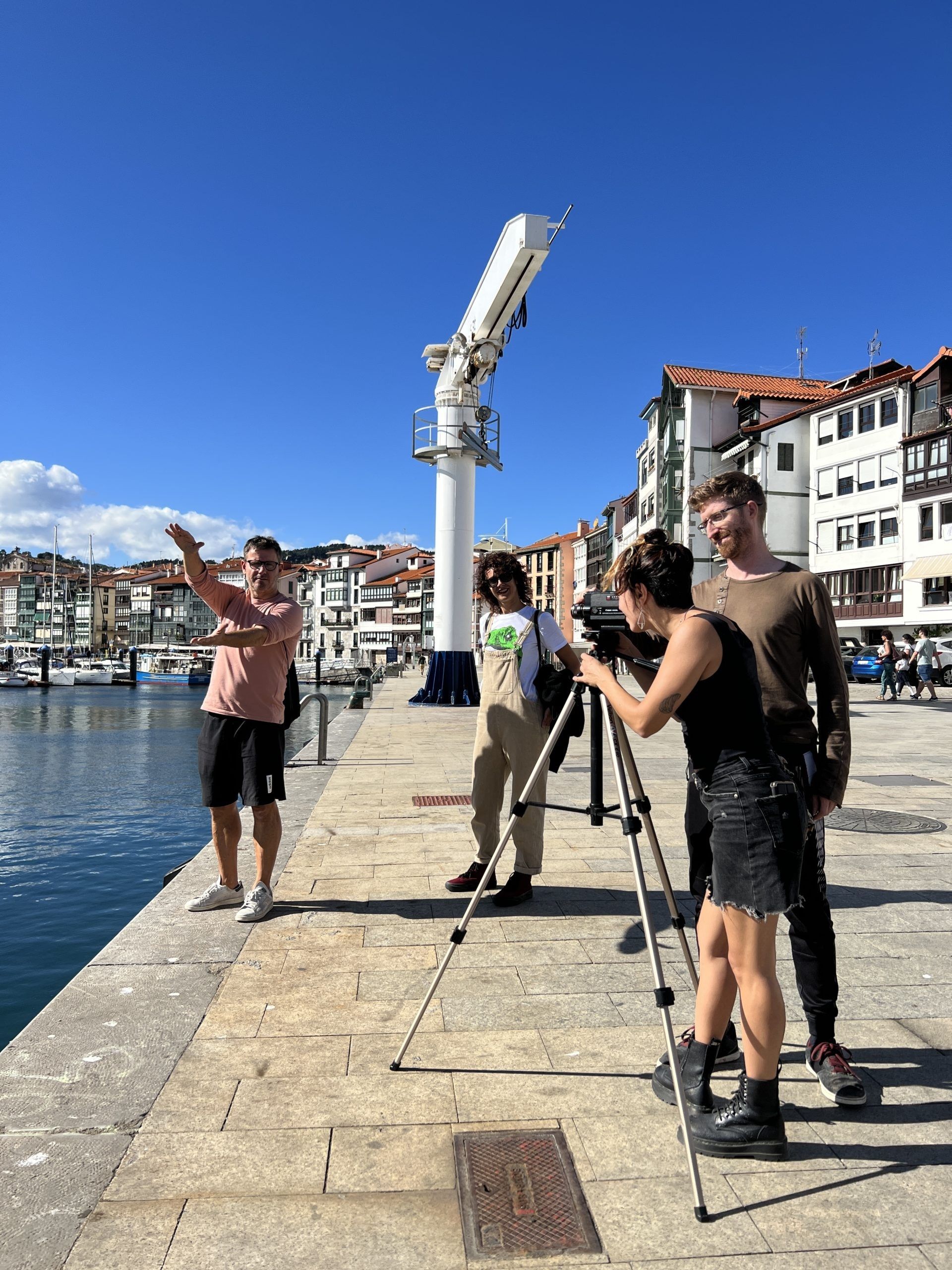Un grupo de jóvenes realizadores se prepara para grabar un corto en Lekeitio.