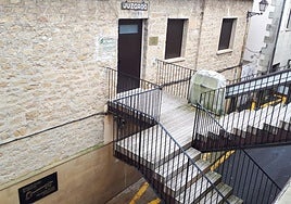 Nueve escalones que dificultan hacer gestiones en Laguardia