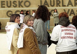 Manifestación de interinos frente a la sede del Gobierno vasco.