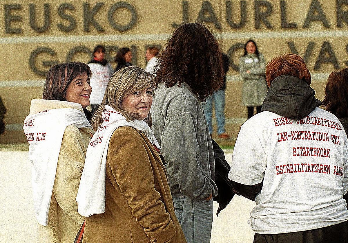 Manifestación de interinos frente a la sede del Gobierno vasco.