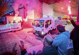 Aplausos, abrazos y bengalas en la vuelta al trabajo de los jardineros de Vitoria: «Hemos ganado»