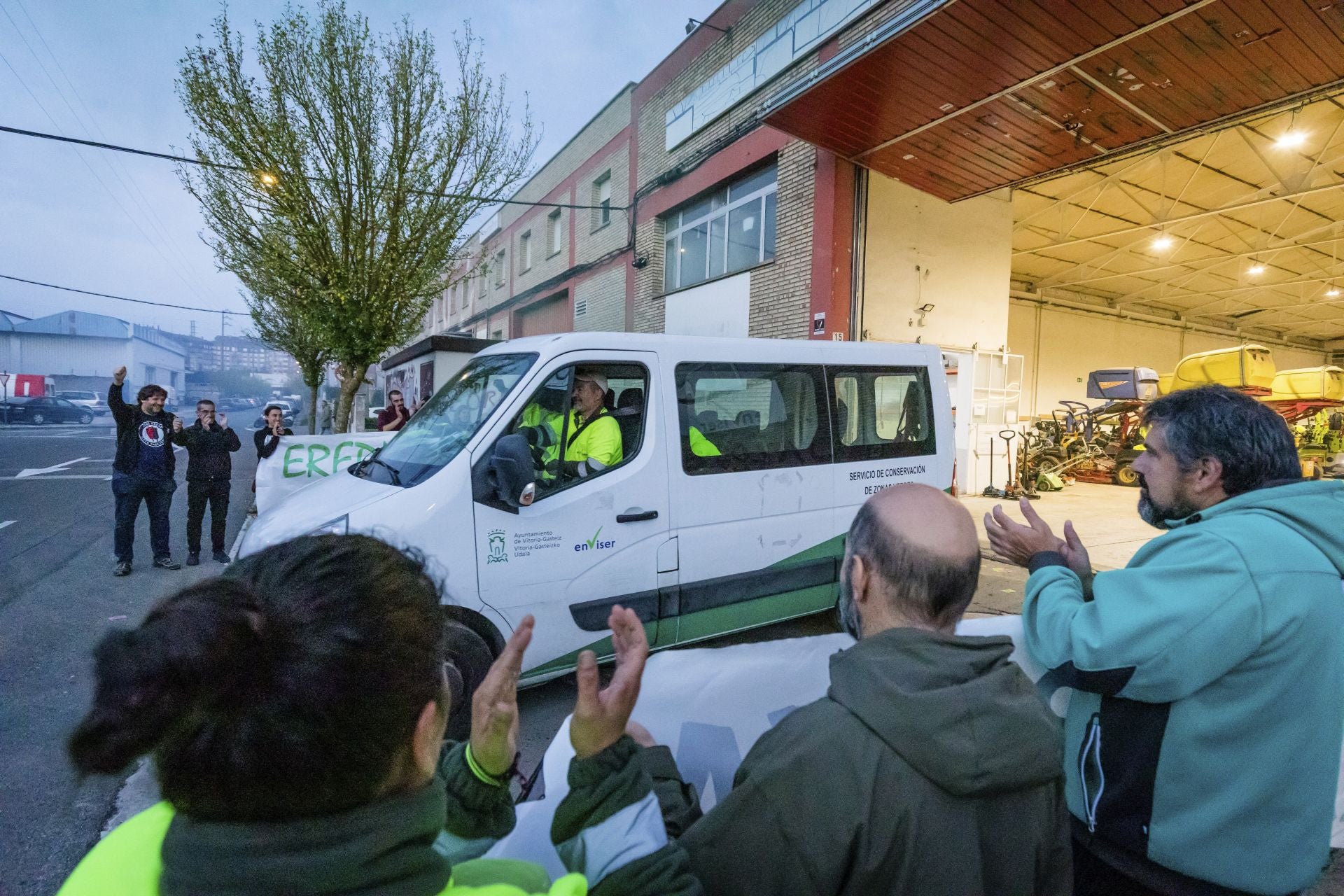 Las imágenes de la vuelta al trabajo de los jardineros de Vitoria