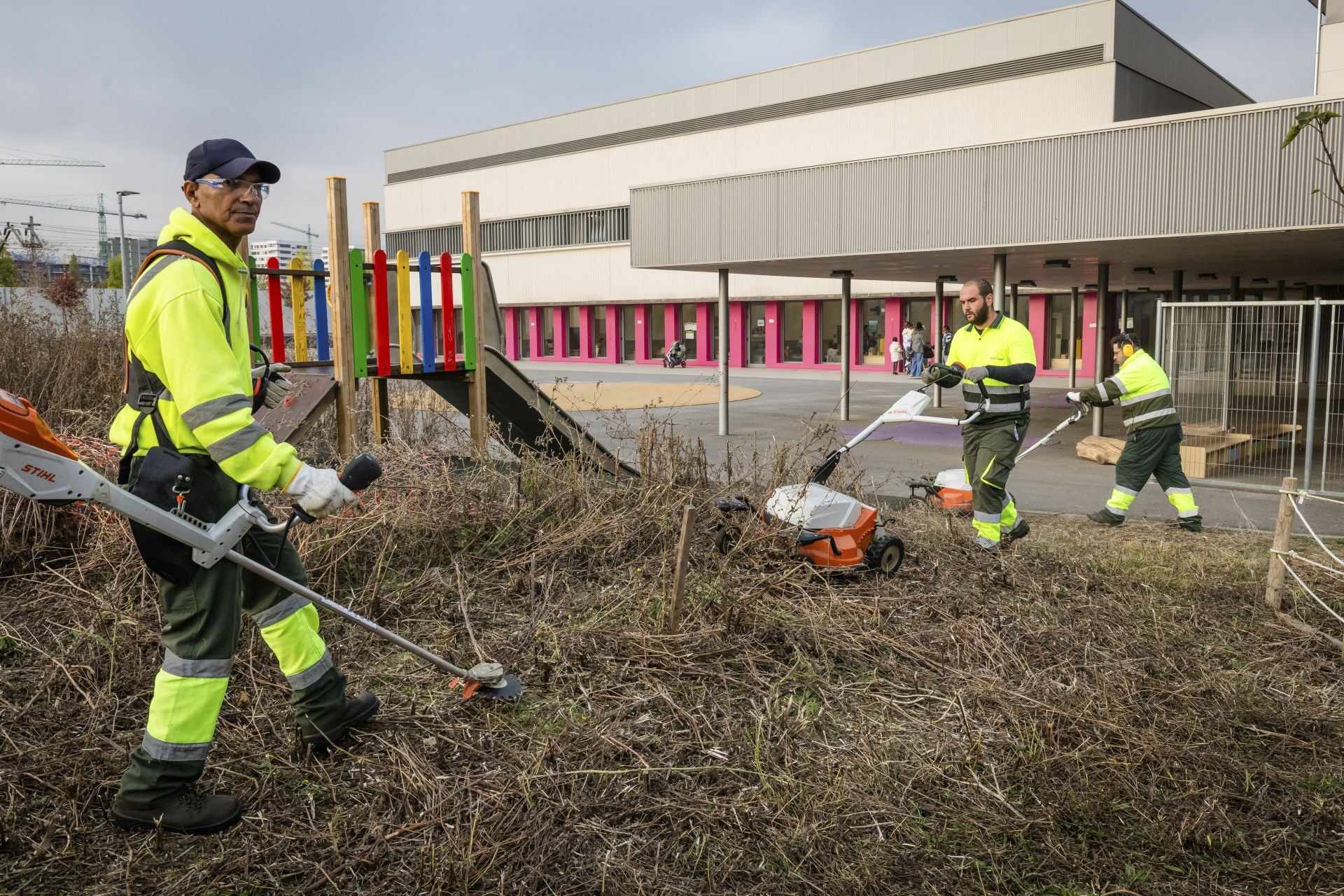 Las imágenes de la vuelta al trabajo de los jardineros de Vitoria