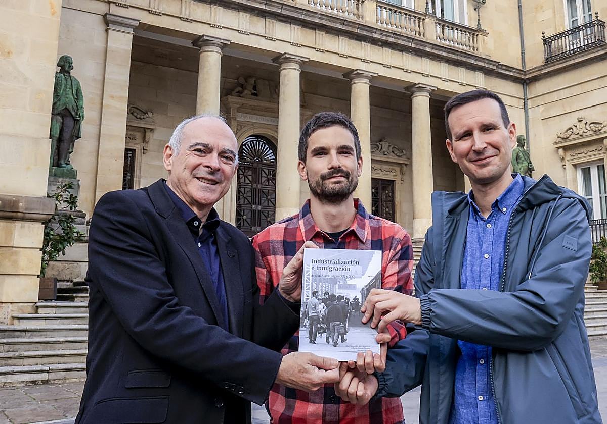 Los autores del libro Antonio Rivera, Alberto García Duarte y Aitor González de Langarica.