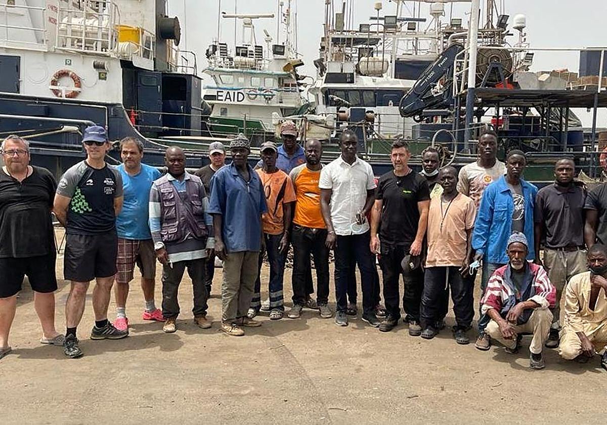 La tripulación de los cuatro atuneros vascos espera una salida para desbloquear la situación que les mantiene amarrados en Dakar desde hace un año.