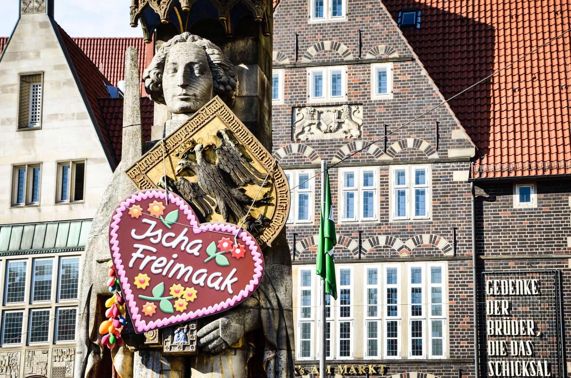 Las estatua de Roldán en la Plaza del Mercado porta un dulce escudo con el tradicional grito que da inicio a la fiesta.