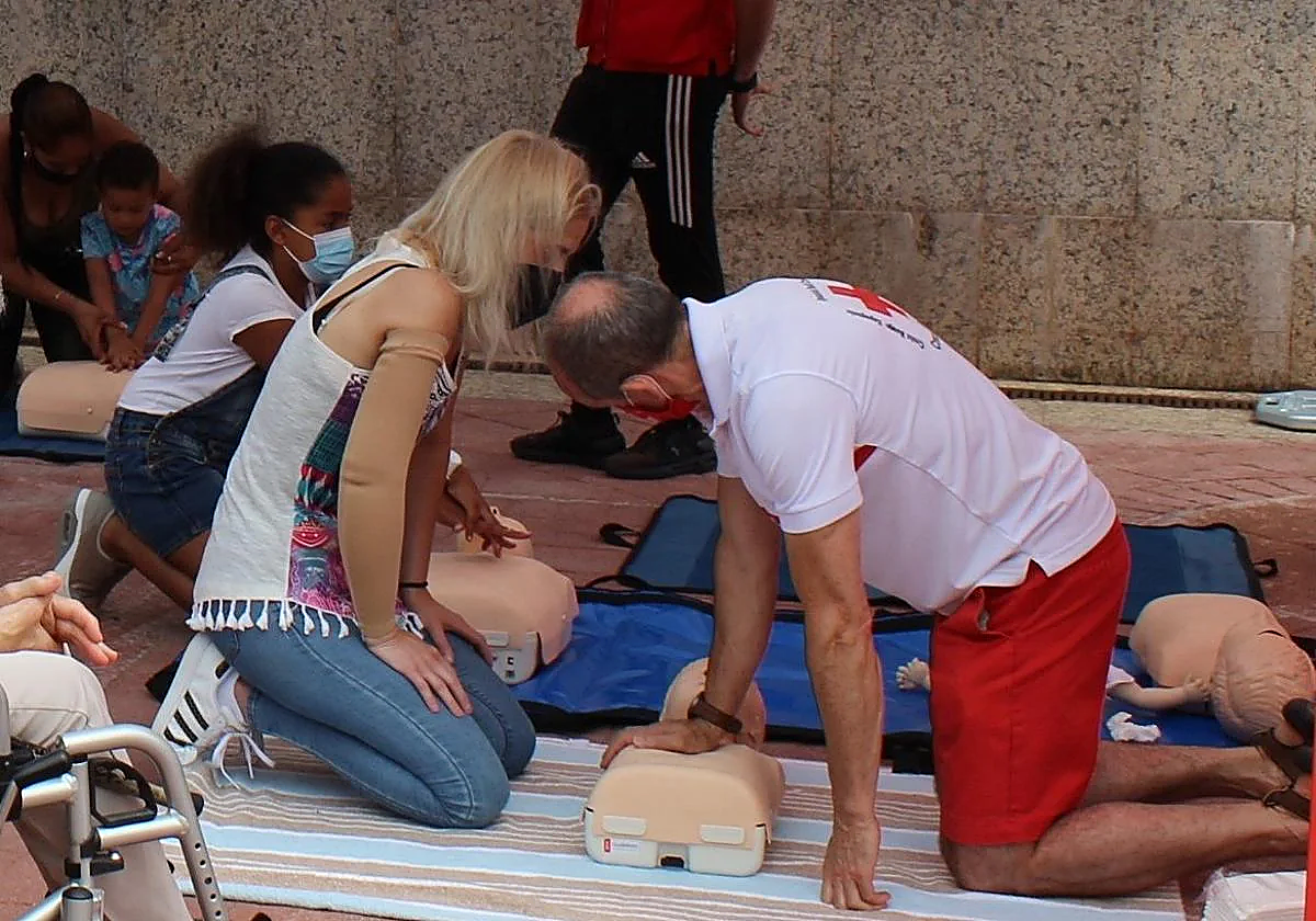 La formación se centrará en la reanimación cardiopulmonar y en el uso de los desfibriladores externos semiautomáticos