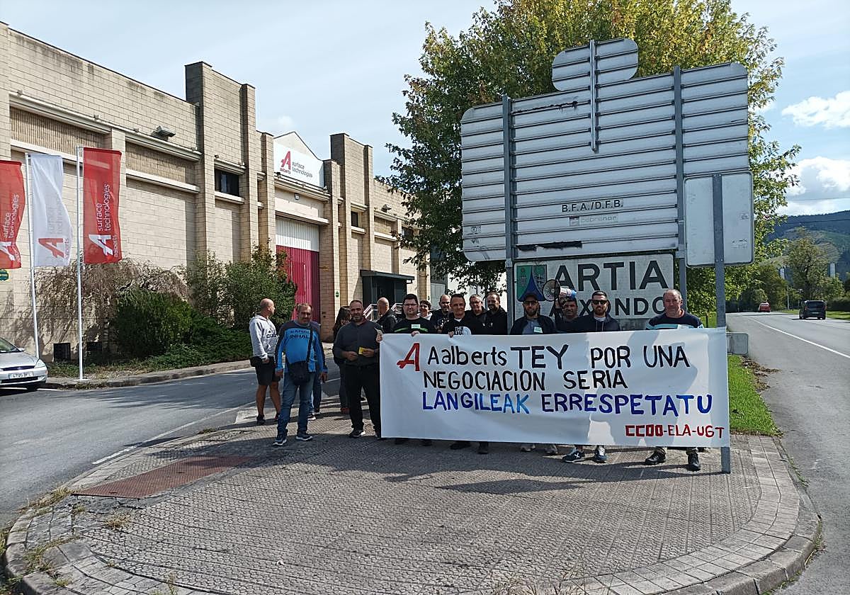 Los trabajadores se manifestaron delante de la empresa.