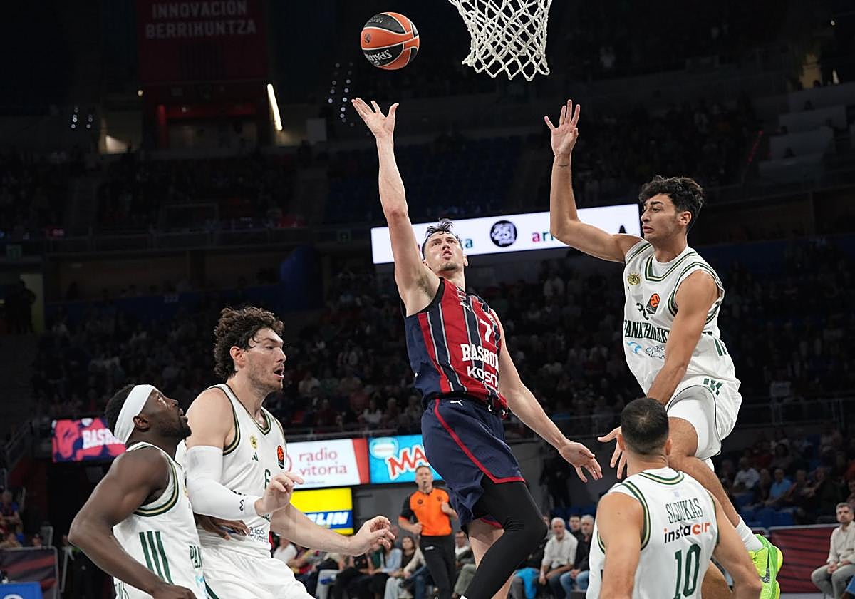 Kurucs entra a canasta rodeado de jugadores del Panathinaikos.