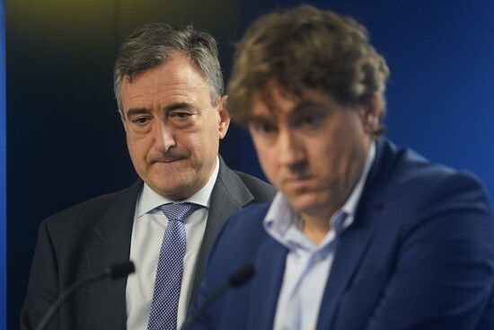 Andueza y Esteban, en la comparecencia conjunta que ambos mantuvieron en el Parlamento vasco para presentar el plan de vivienda.