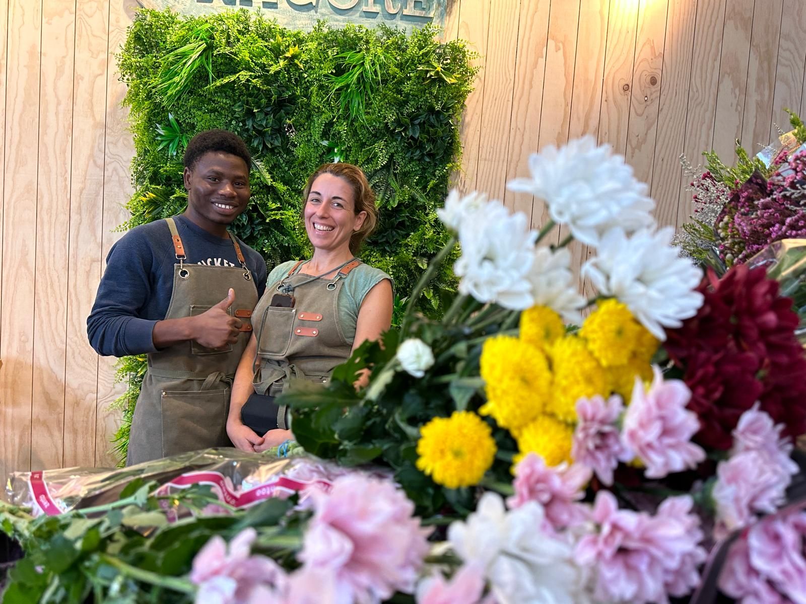 Nagore, la niña que vendía flores en el mercado de El Arenal, abre su floristería frente al Ayuntamiento de Bilbao