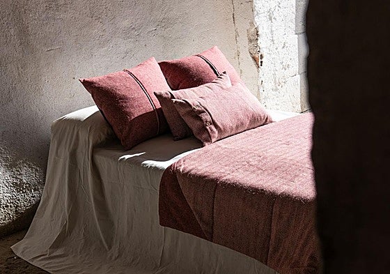 La lana de las ovejas latxas se transforma en colchas, cojines y manteles con alma vasca.