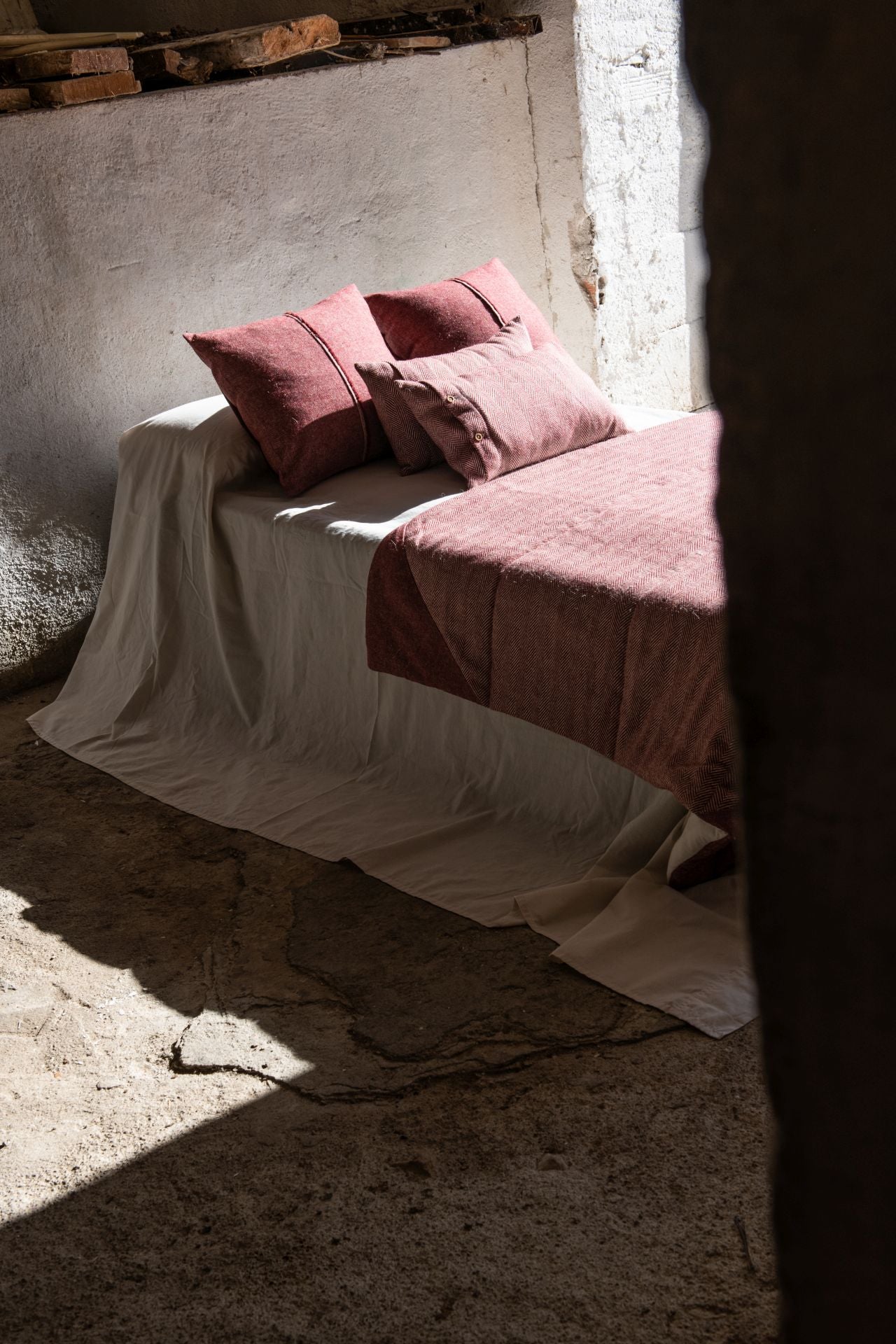 La lana de las ovejas latxas se transforma en colchas, cojines y manteles con alma vasca